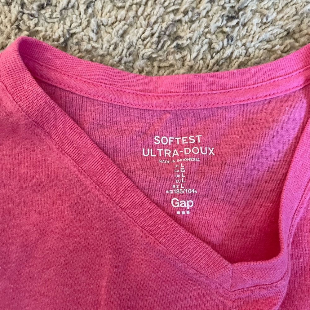 Pink V Neck Gap shirt